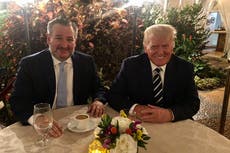 Alexandria Ocasio usa emojis de “ogro” al contestar foto de Ted Cruz y Donald Trump