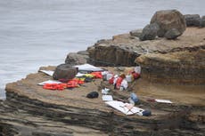 Dos marinos ayudan a rescatar migrantes tras naufragio