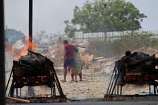 India bate nuevo récord de casos, trata de repartir oxígeno