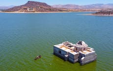 Histórica iglesia mexicana emerge del lago mientras la sequía devasta el país