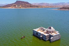 Histórica iglesia mexicana emerge del lago mientras la sequía devasta el país