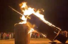 Anti-vacunas se reúnen para quemar una jeringa gigante en efigie en una manifestación en Utah