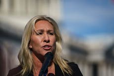 “¡Detengan las vacunas!” Marjorie Taylor Greene lanza un discurso anti-vacunas en el programa de Steve Bannon
