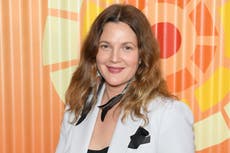 Drew Barrymore revela que tras ser madre por primera vez se sentía “aterrorizada y nerviosa” todo el tiempo