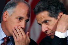 Pesquisa a Cuomo revisa llamadas de "zar de la vacuna" de NY