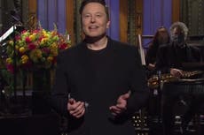 Elon Musk dice que es la primera persona con síndrome de Asperger en presentar SNL durante el monólogo de apertura