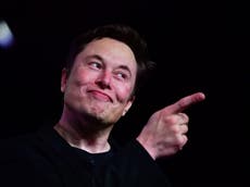 Durante el debut de Elon Musk en Saturday Night Live, automotrices rivales de Tesla lanzan anuncios comerciales
