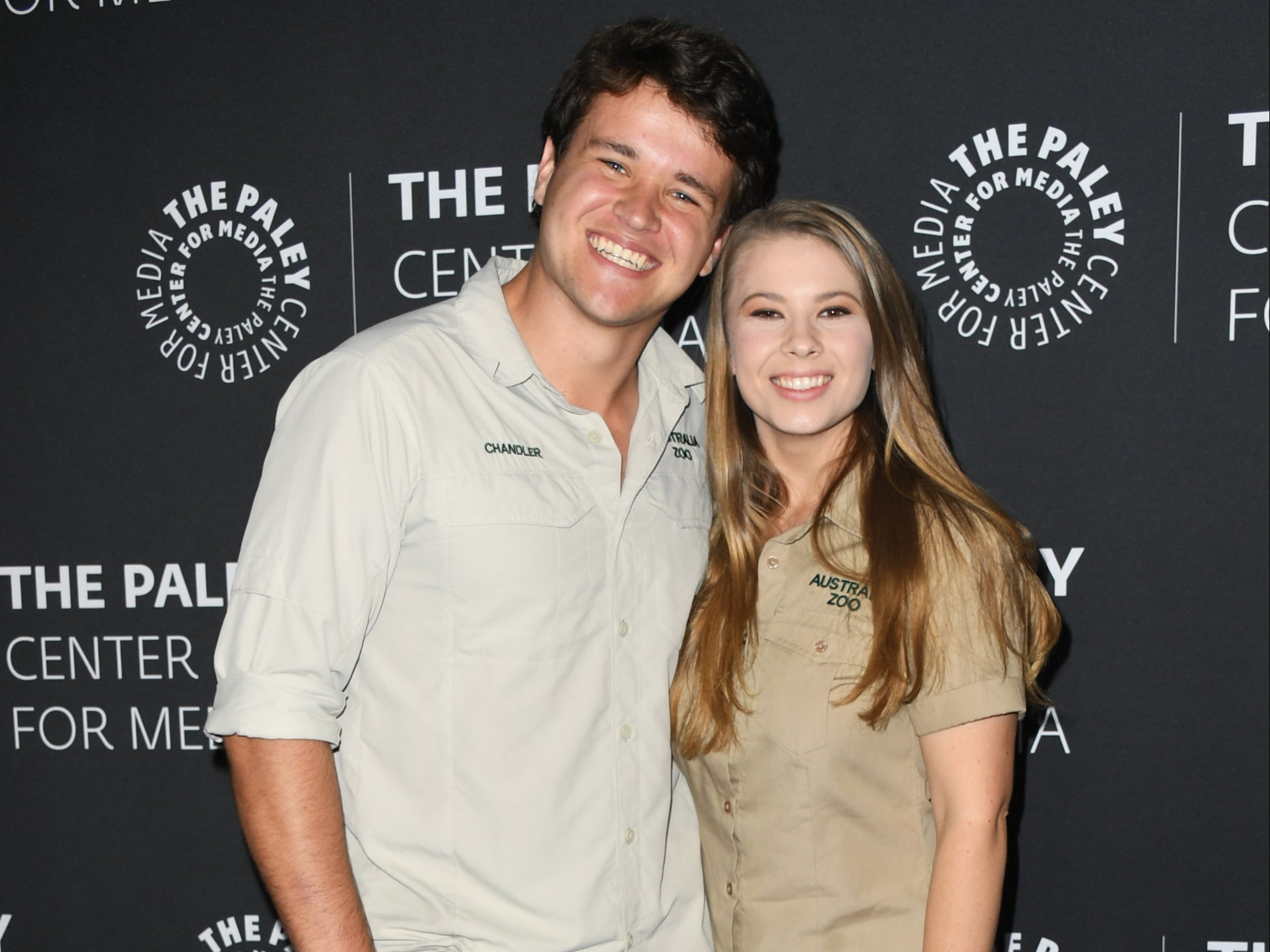 Bindi Irwin celebra su primer día de la madre con un retrato que muestra a su difunto padre sosteniendo a su hija