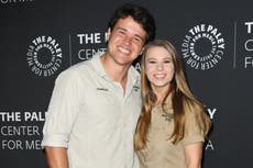 Bindi Irwin celebra su primer día de la madre con un retrato que muestra a su difunto padre sosteniendo a su hija