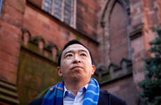 Critican a Andrew Yang por maldecir en la iglesia durante un evento de campaña