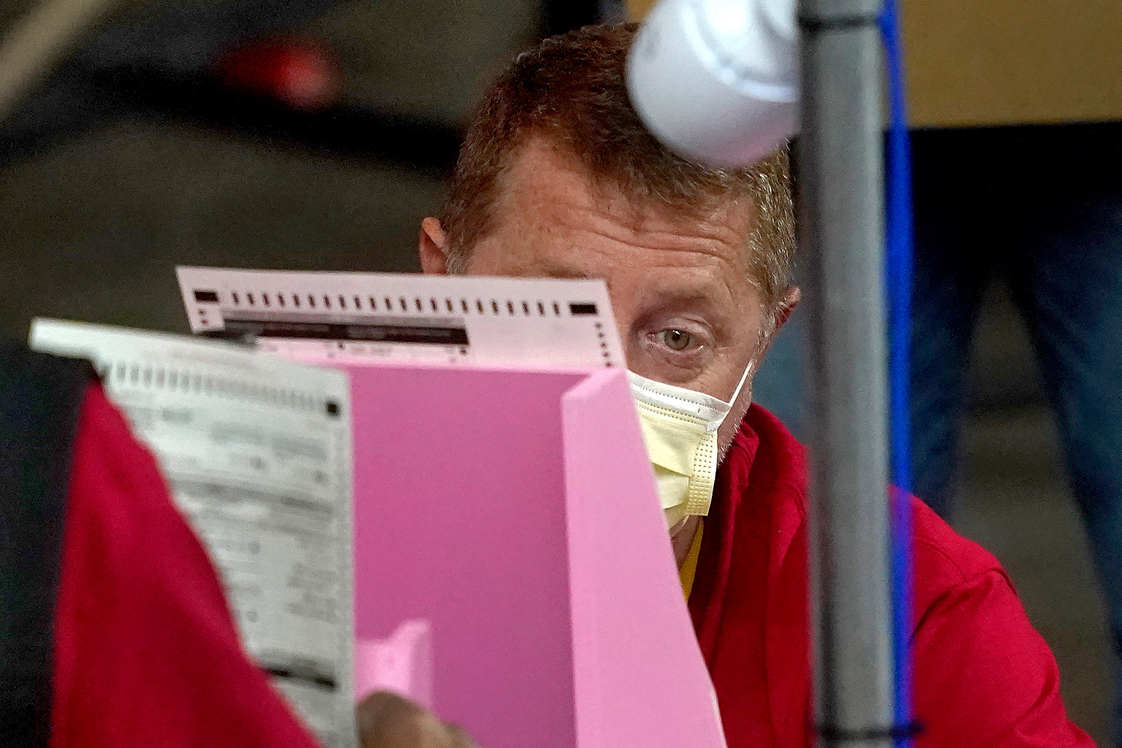 Republicano que apoyó recuento de votos en Arizona se avergüenza de haber respaldado las acusaciones de Trump