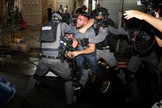 Palestinos y policías israelíes chocan en Jerusalén