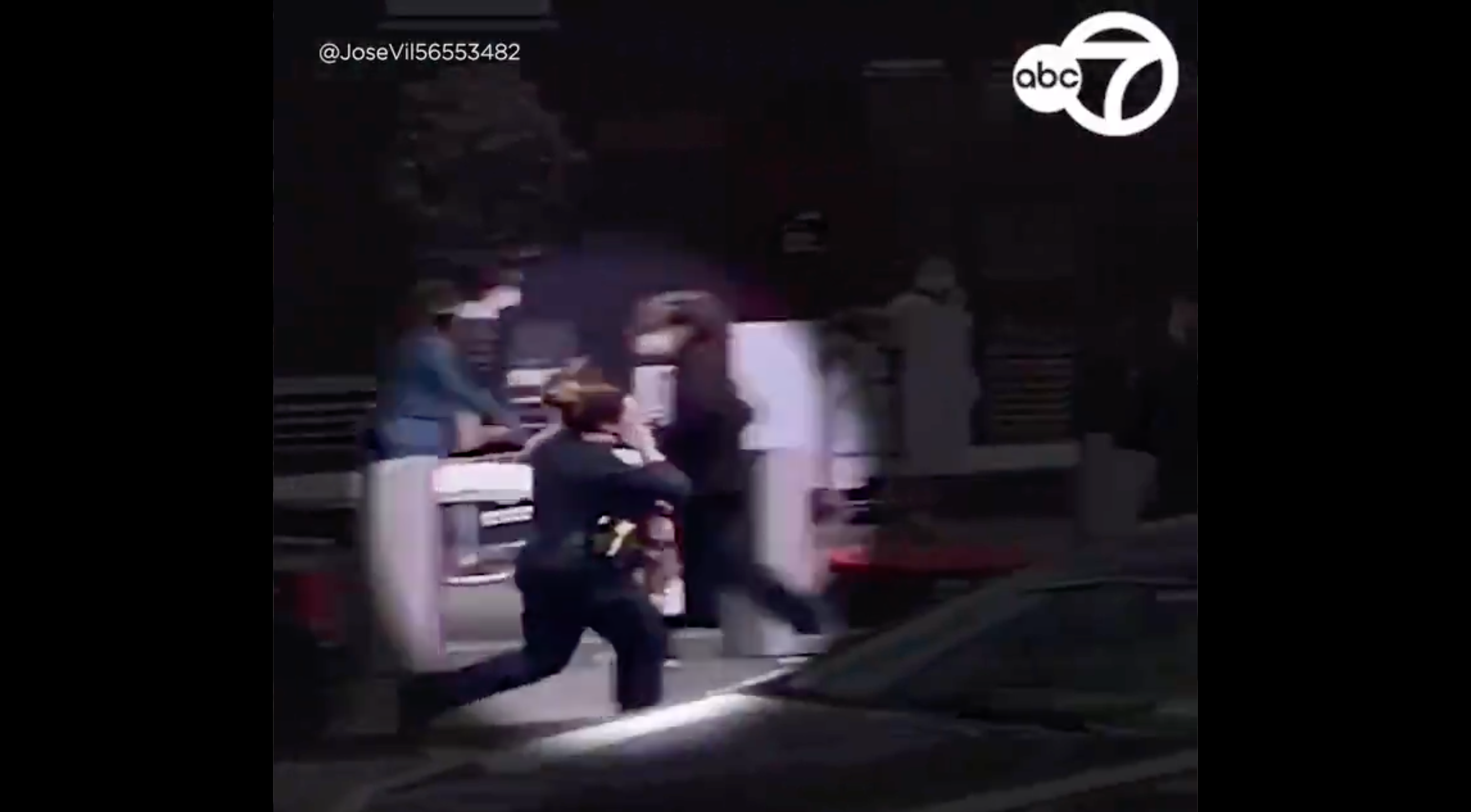 Video captura el momento en que una policía de Nueva York salvó a una niña en el tiroteo de Times Square