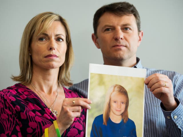Kate y Gerry McCann sostienen una imagen generada por computadora de su hija desaparecida, Madeleine McCann, tal como se vería ahora.