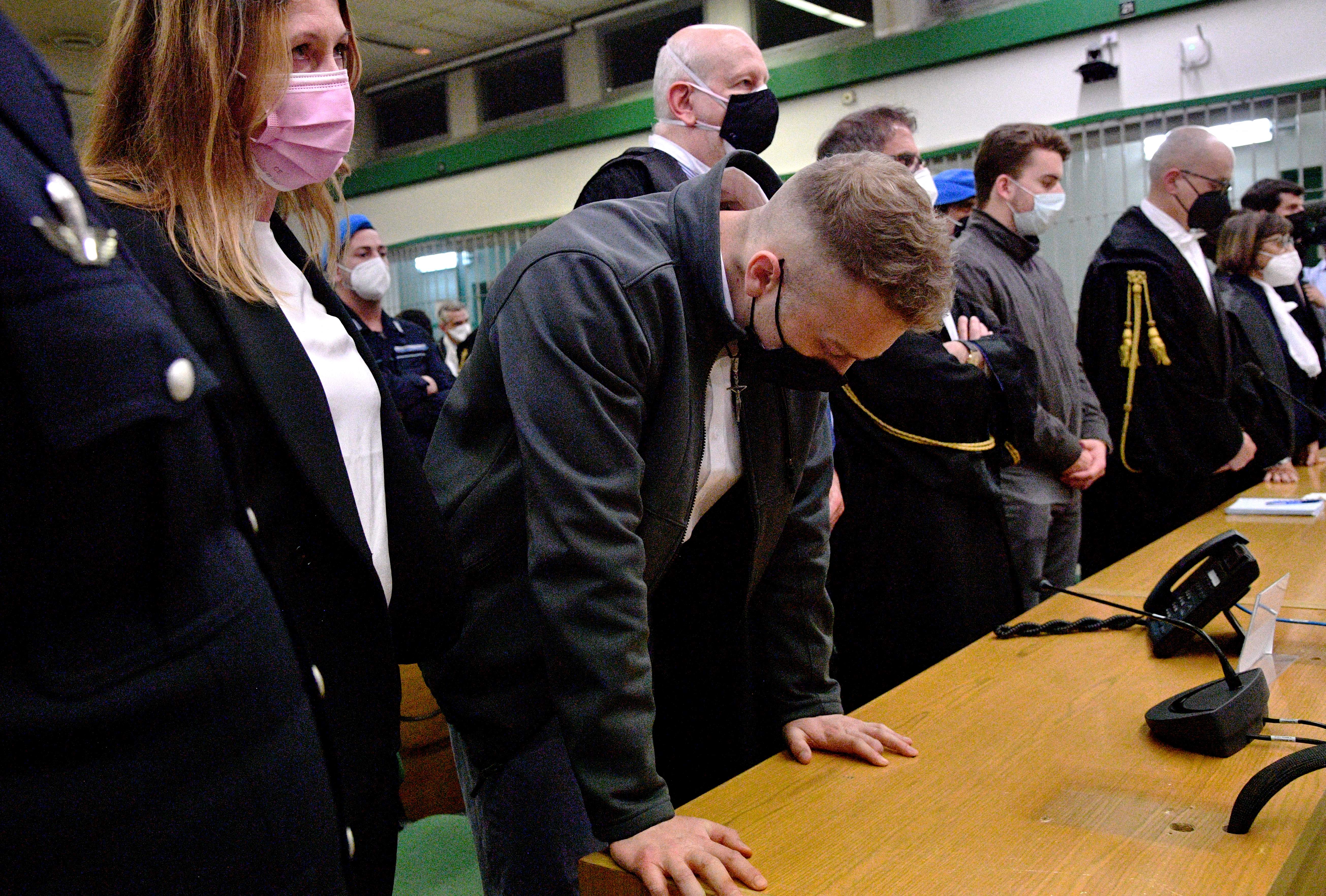 ¿Qué dice los padres del joven condenado a cadena perpetua por matar a un policía italiano?
