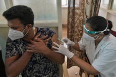 Uno de cada siete trabajadores vacunados del hospital de Delhi sigue infectado con covid
