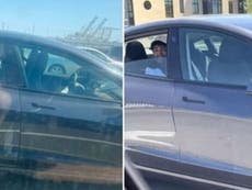 Policía de California comparte imágenes de un conductor sonriendo en la parte trasera de un carro Tesla