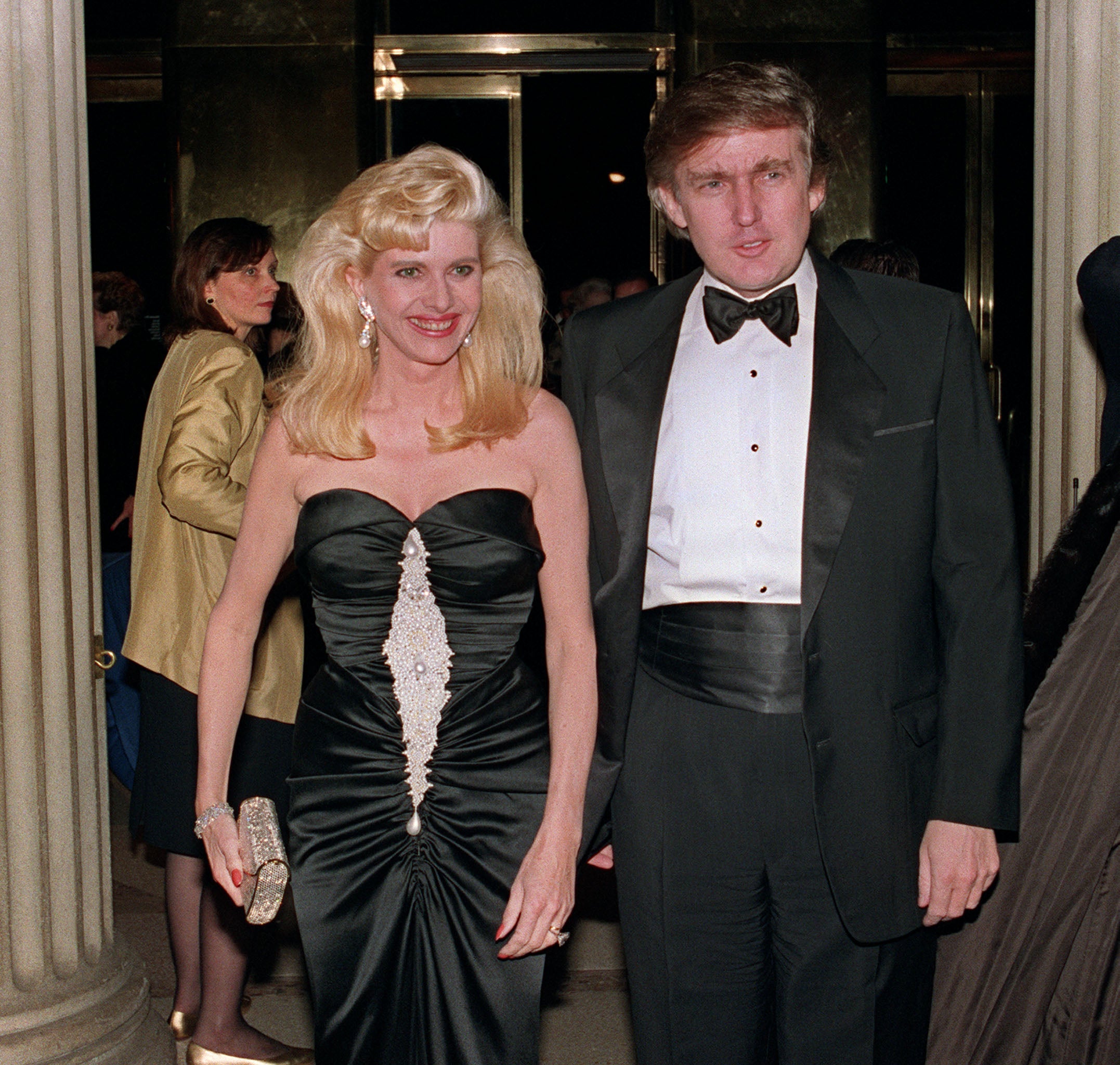 Donald Trump y su esposa Ivana llegan el 4 de diciembre de 1989 a un compromiso social en Nueva York