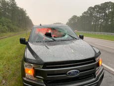Florida: Rayo impacta una autopista y lanza un pedazo de asfalto al parabrisas de una camioneta