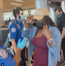 Se vuelve viral video de oficiales de migraciones de EE.UU. pidiendo a mujer que se quite su peluca en el control de seguridad