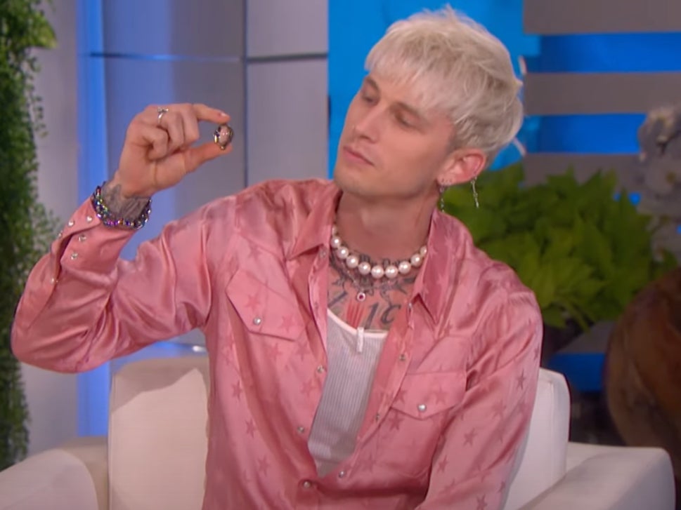 Machine Gun Kelly revela por qué usa un collar con la sangre de Megan Fox