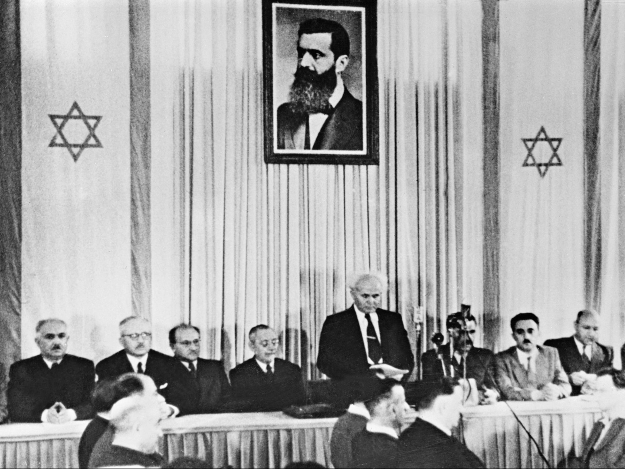 El primer primer ministro israelí David Ben-Gurion proclama oficialmente el estado de Israel en Tel Aviv el 14 de mayo de 1948