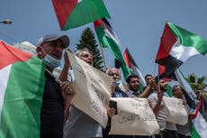 Alexandria Ocasio-Cortez critica a Biden por apoyar el derecho de Israel de atacar a Palestina