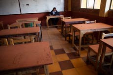 Escuela apoya a estudiantes sin acceso a internet en Bolivia