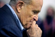 Rudy Giuliani contrata a abogados de Harvey Weinstein para defenderse de una investigación del FBI