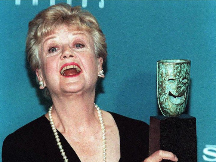 Angela Lansbury con su Premio a la Trayectoria otorgado por el Sindicato de Actores en 1997
