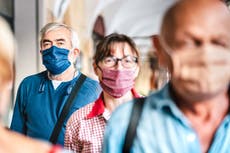 Estadounidenses completamente vacunados podrán dejar de usar cubrebocas, informa el CDC