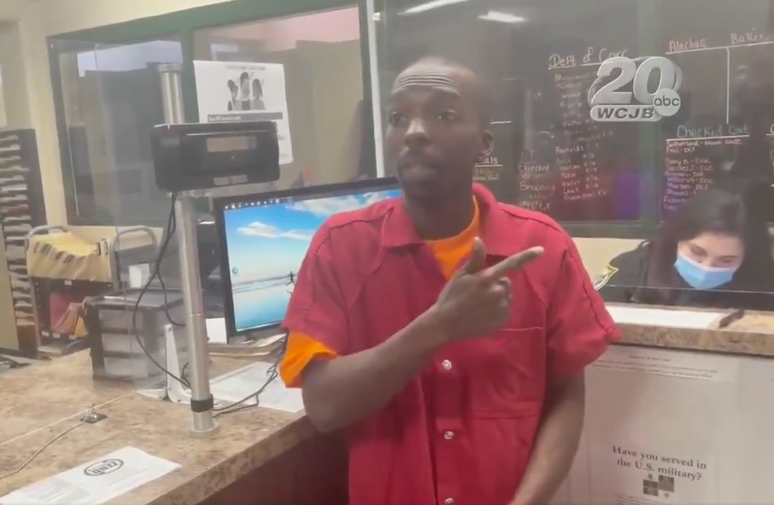 Sospechoso del tiroteo en Times Square niega haber estado en Nueva York en una extraña entrevista en la cárcel