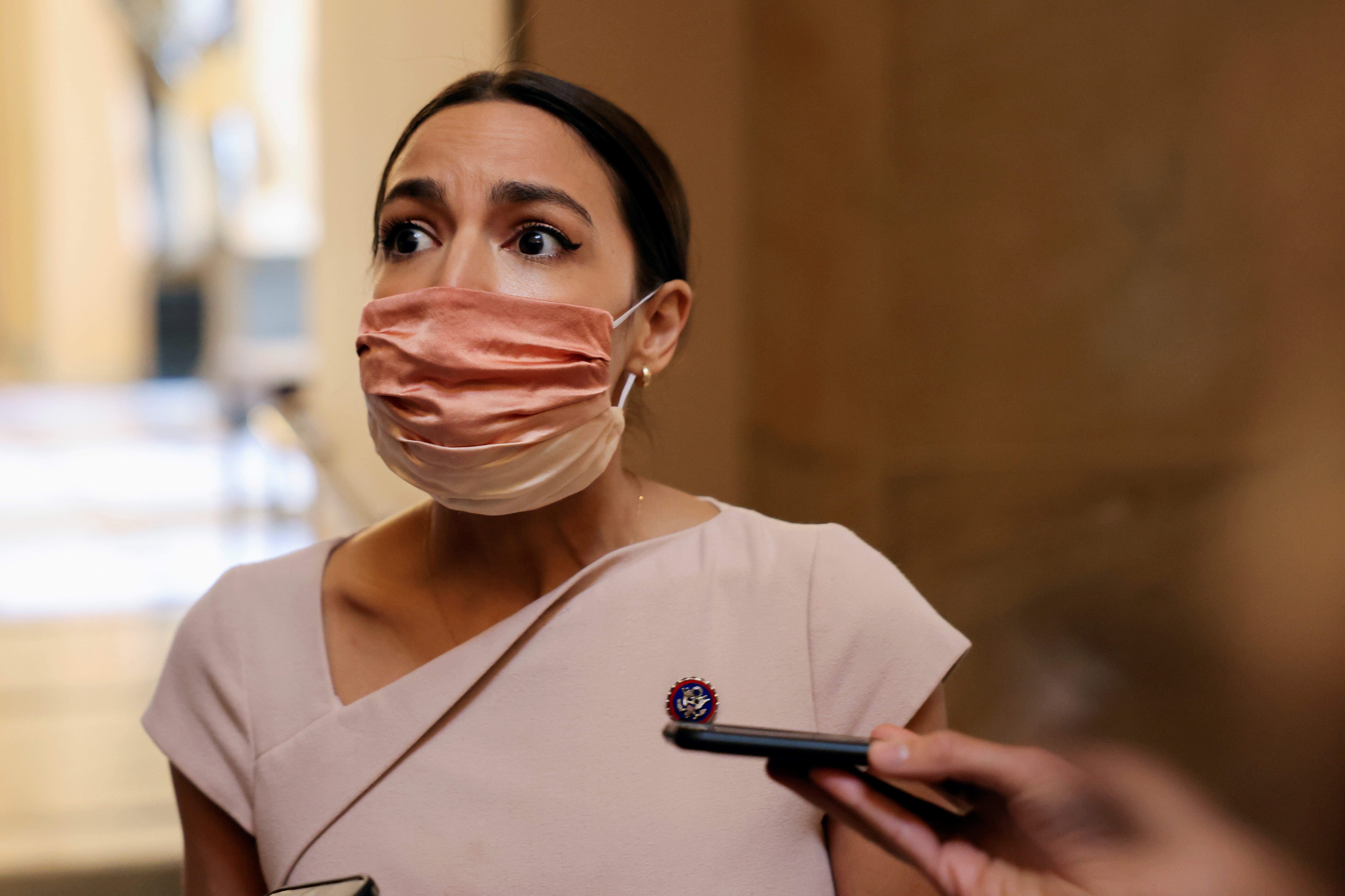 Demócratas consideran posibilidad de que AOC presente una orden de restricción contra Marjorie Taylor Greene