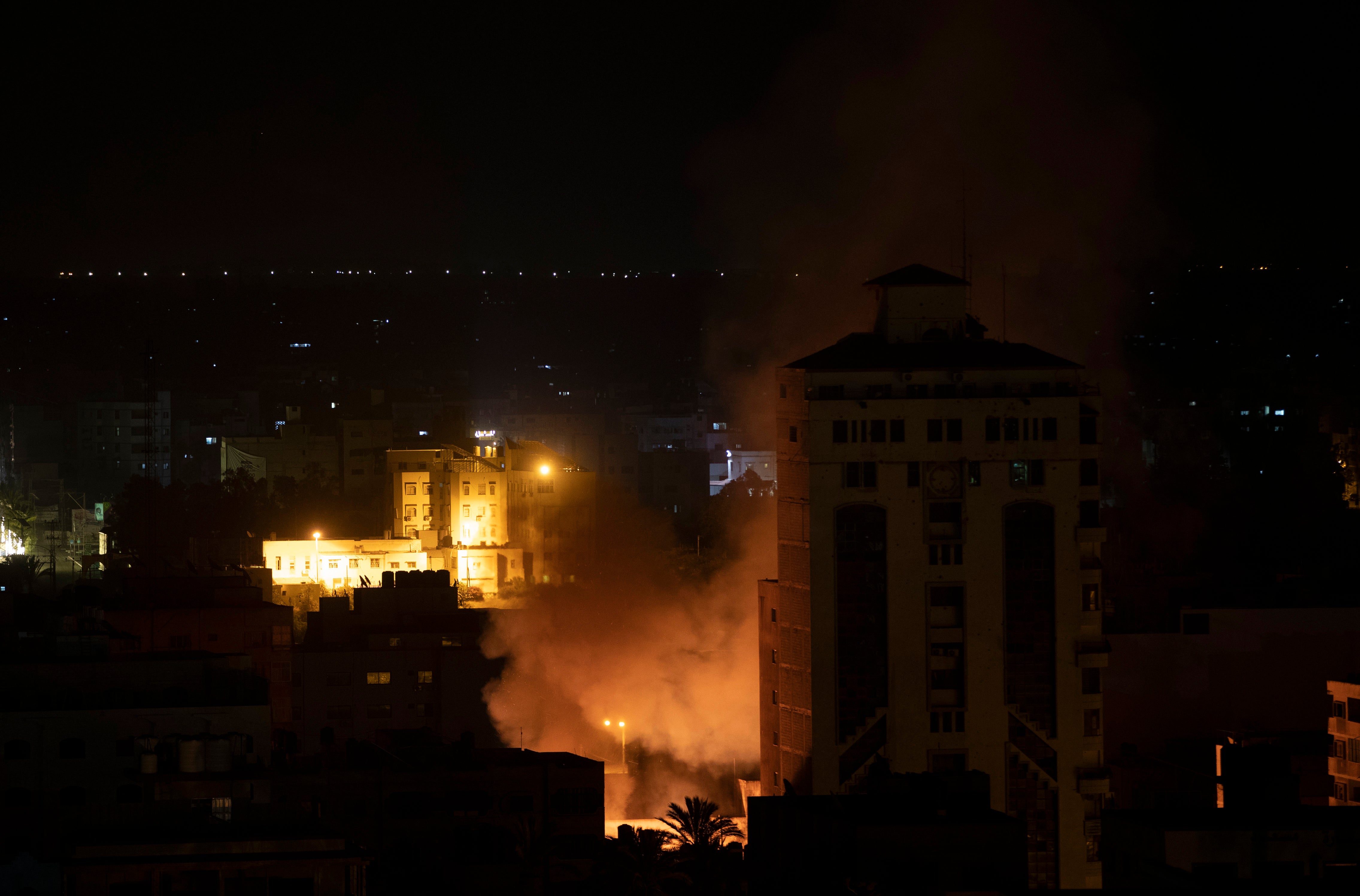 Un edificio en Gaza se quema tras un ataque aéreo israelí