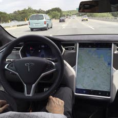 Con video muestran que piloto automático estaba activado en accidente de Tesla