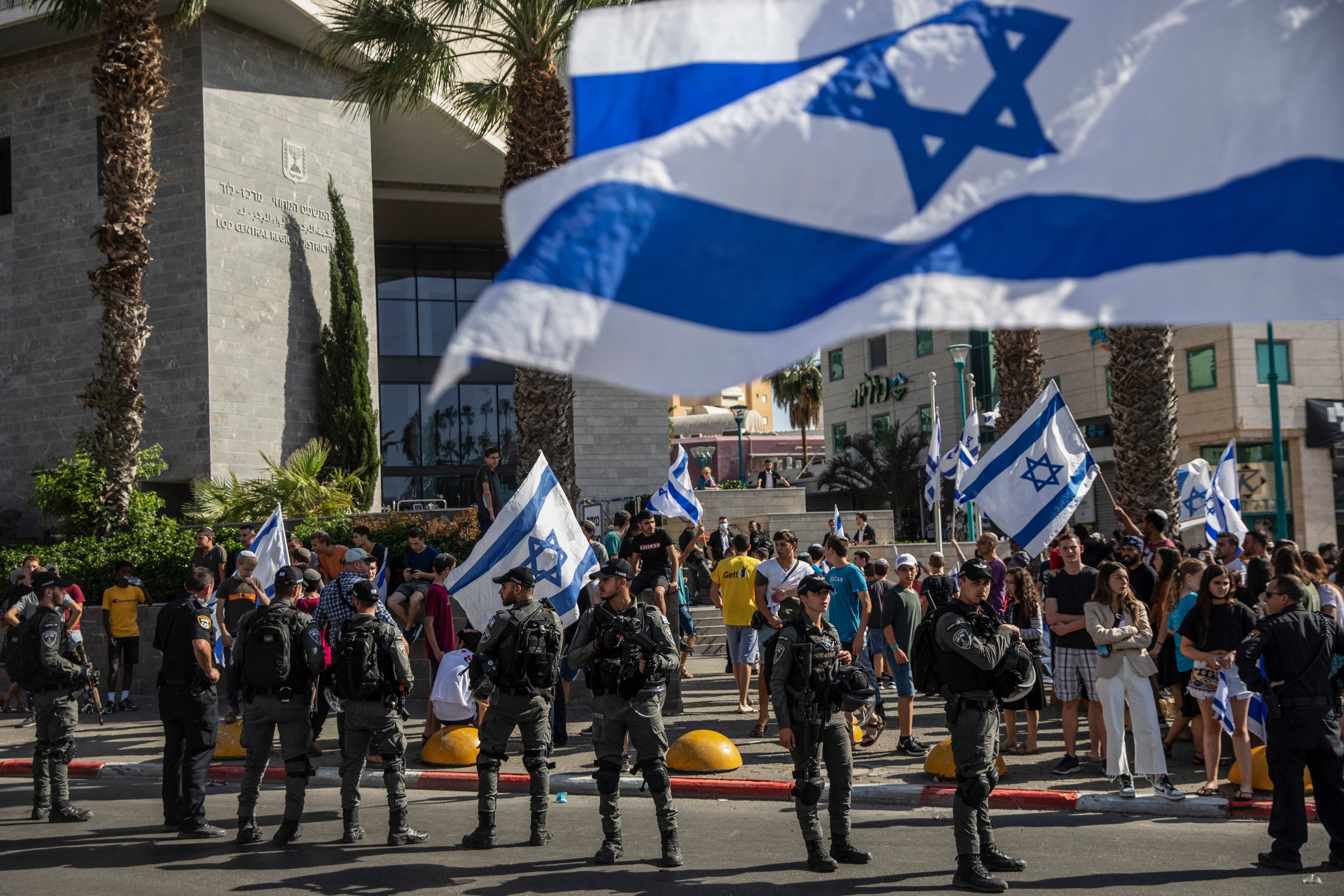 Un grupo de manifestantes exigen la liberación de tres judíos arrestados