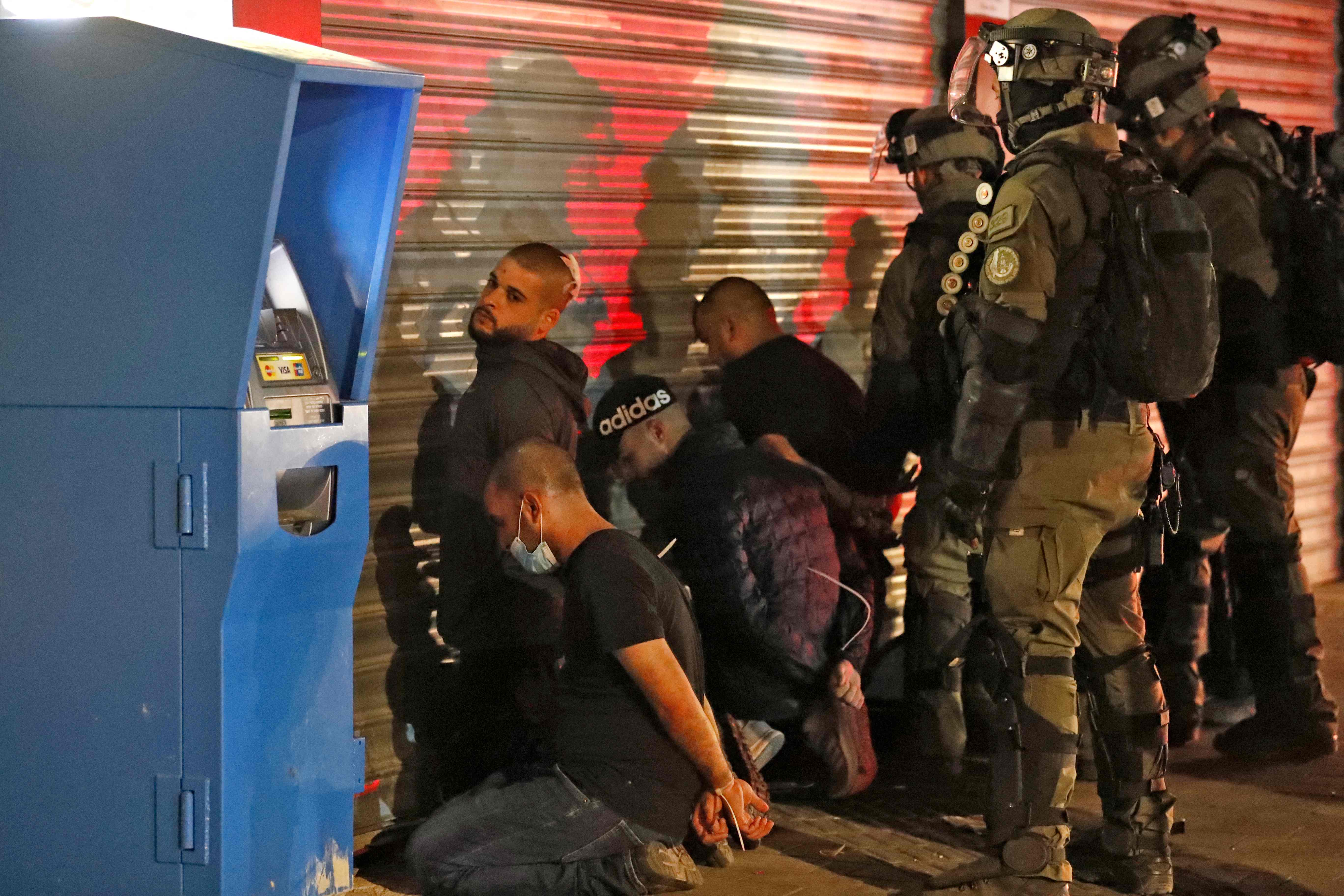 Las fuerzas israelitas detienen a un grupo de personas árabes-israelitas