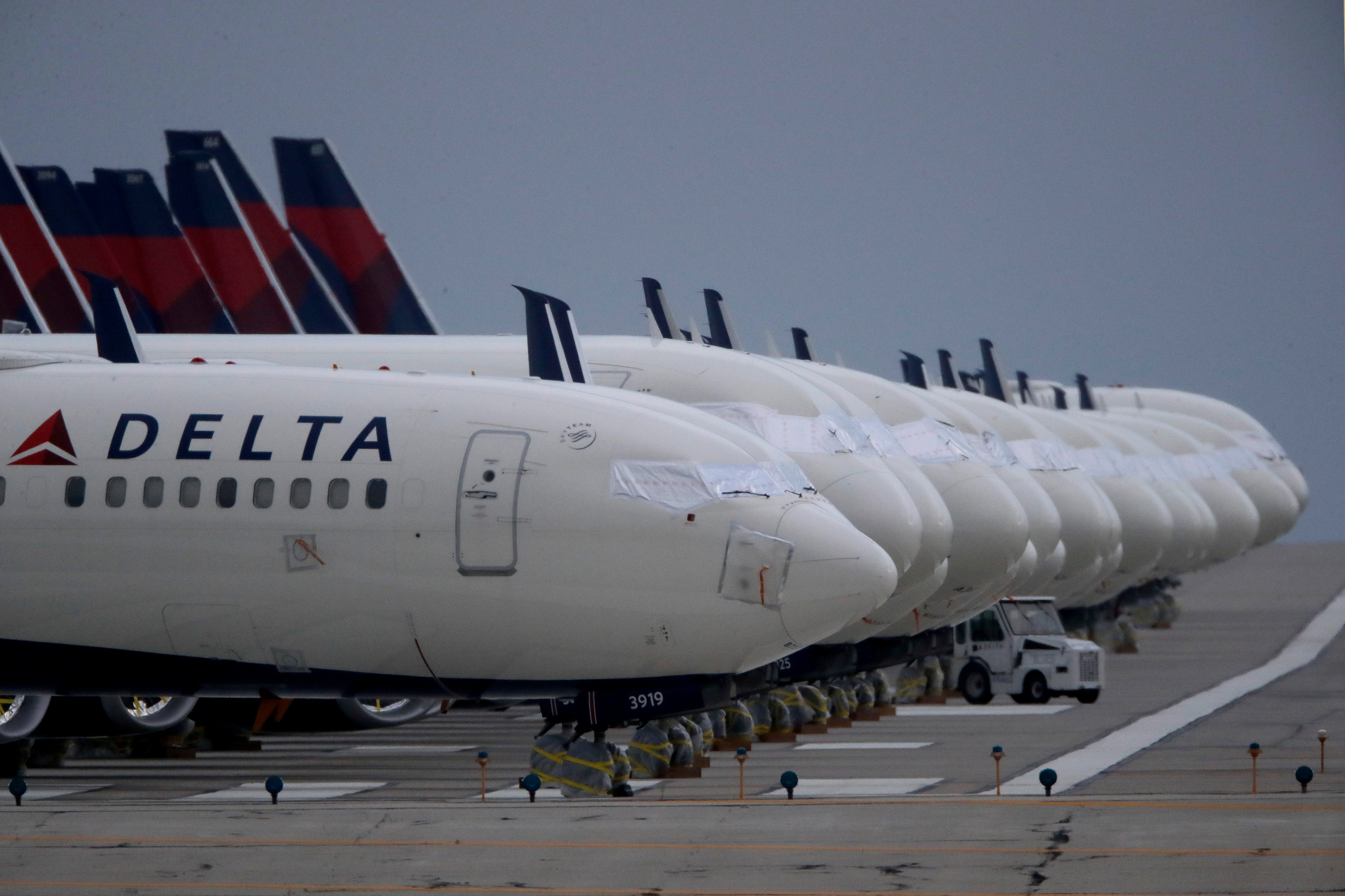 Delta Air Lines cobrará 200 dólares a empleados que no se apliquen la vacuna contra COVID-19