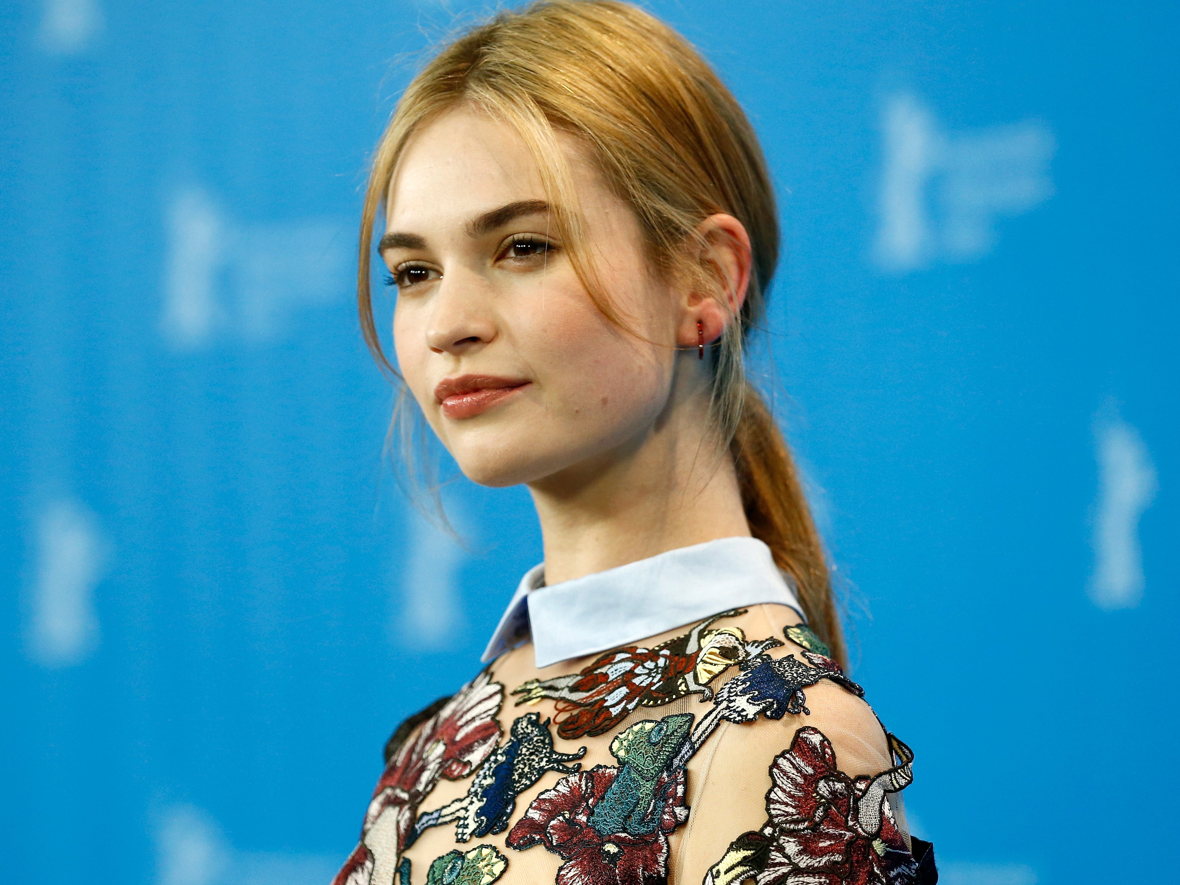 Lily James se transforma para interpretar al icono de Baywatch, Pamela Anderson e impacta a sus fans