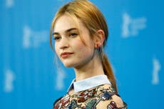 Lily James se transforma para interpretar al icono de Baywatch, Pamela Anderson e impacta a sus fans