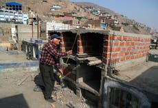 Por el azote del COVID-19 se complican los entierros en Perú