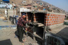 Por el azote del COVID-19 se complican los entierros en Perú