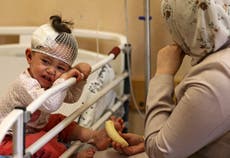 Los servicios médicos de Gaza se vieron afectados después de que los ataques aéreos israelíes dañaron clínicas y hospitales, dicen funcionarios de salud