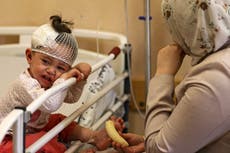 Los servicios médicos de Gaza se vieron afectados después de que los ataques aéreos israelíes dañaron clínicas y hospitales, dicen funcionarios de salud