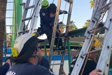 22 personas quedan atrapadas en montaña rusa