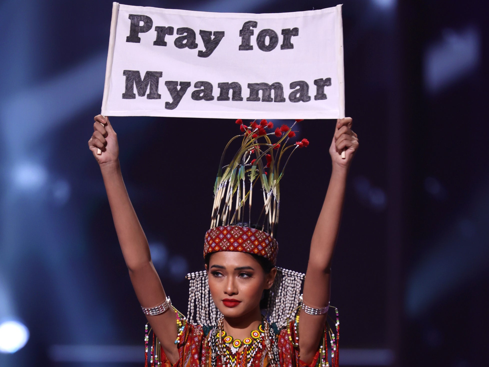 “Nuestra gente está muriendo”, se manifiesta participante de Myanmar durante Miss Universo