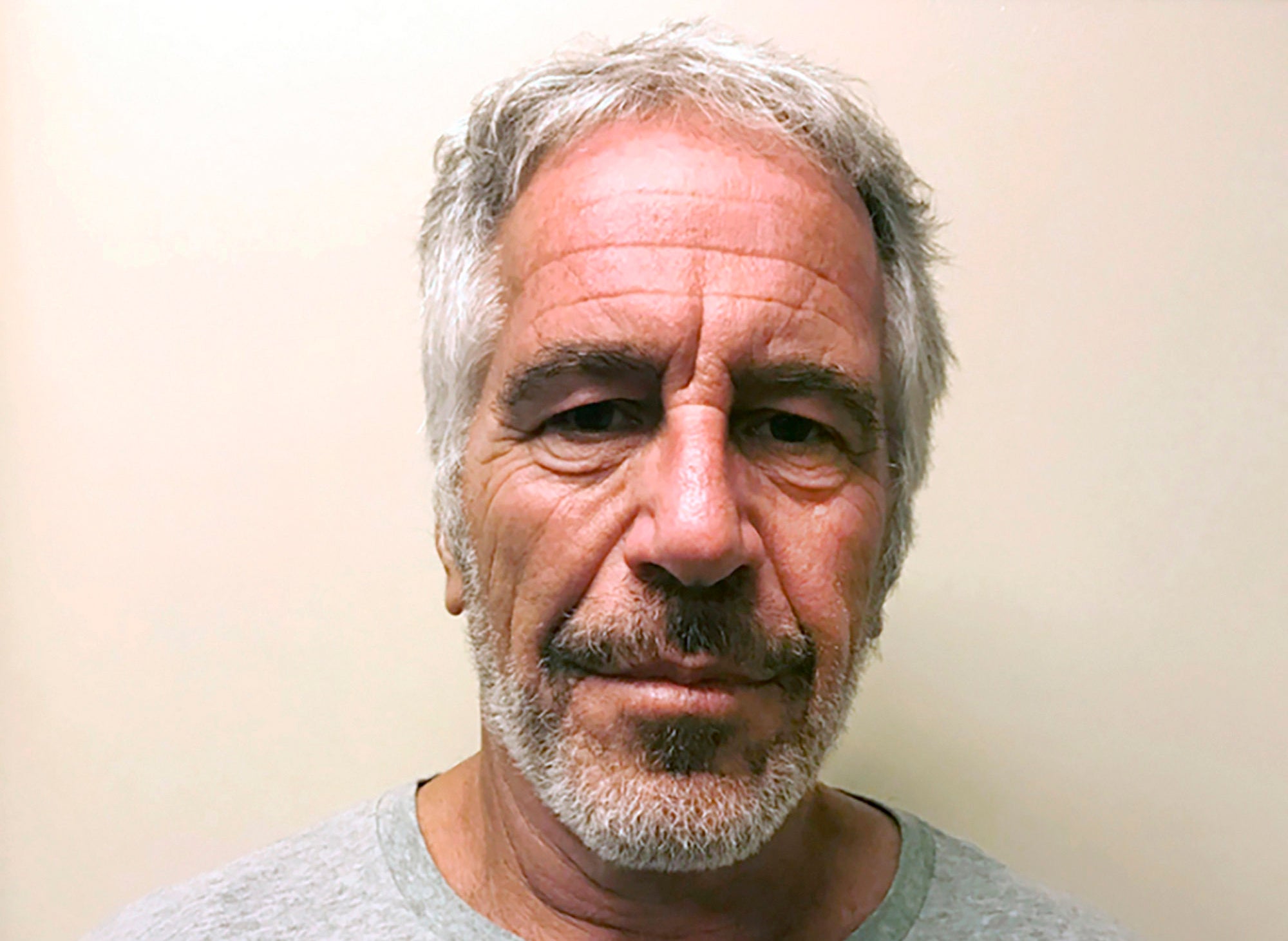 Guardias que custodiaban a Jeffrey Epstein cuando se suicidó admitieron haber falsificado registros
