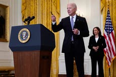 Biden dice que los no vacunados “pueden terminar pagando el precio”, ya que por primera vez los 50 estados informan una disminución de casos COVID