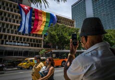 Banderas de Cuba y grupos LGBTI ondean juntas en La Habana