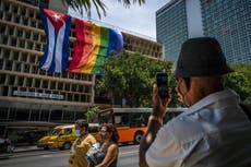 Banderas de Cuba y grupos LGBTI ondean juntas en La Habana
